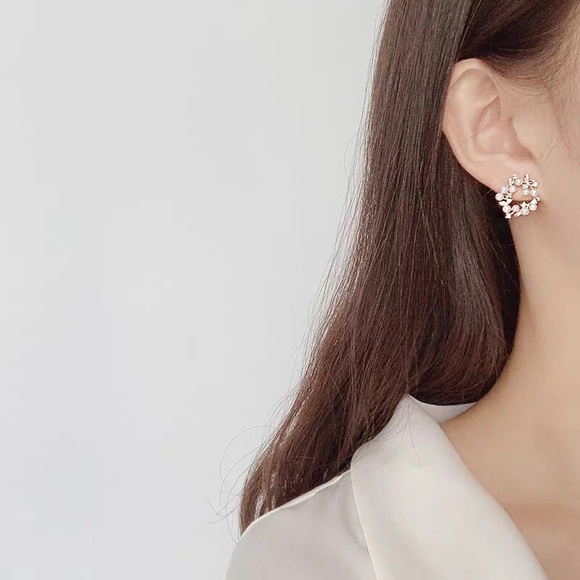 Pearly Diamond Wreath Floral Minimalist Mini Simple Delicate Gold Stud Earrings - Picture 5 of 8